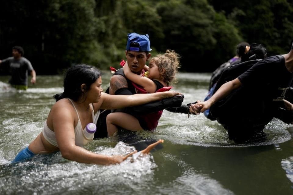 Un migrante venezolano camina en un río cerca de Bajo Chiquito, Panamá, tras atravesar el Tapón del Darién, el 9 de noviembre de 2024.