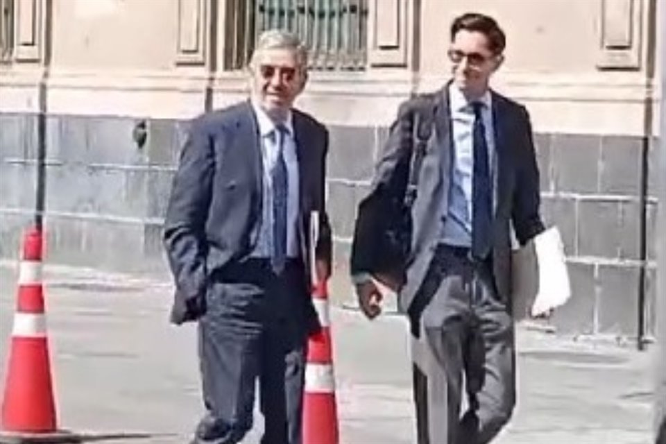 El Canciller Juan Ramón de la Fuente y Roberto Velasco, Jefe de la Unidad para América del Norte, al arribar a Palacio.