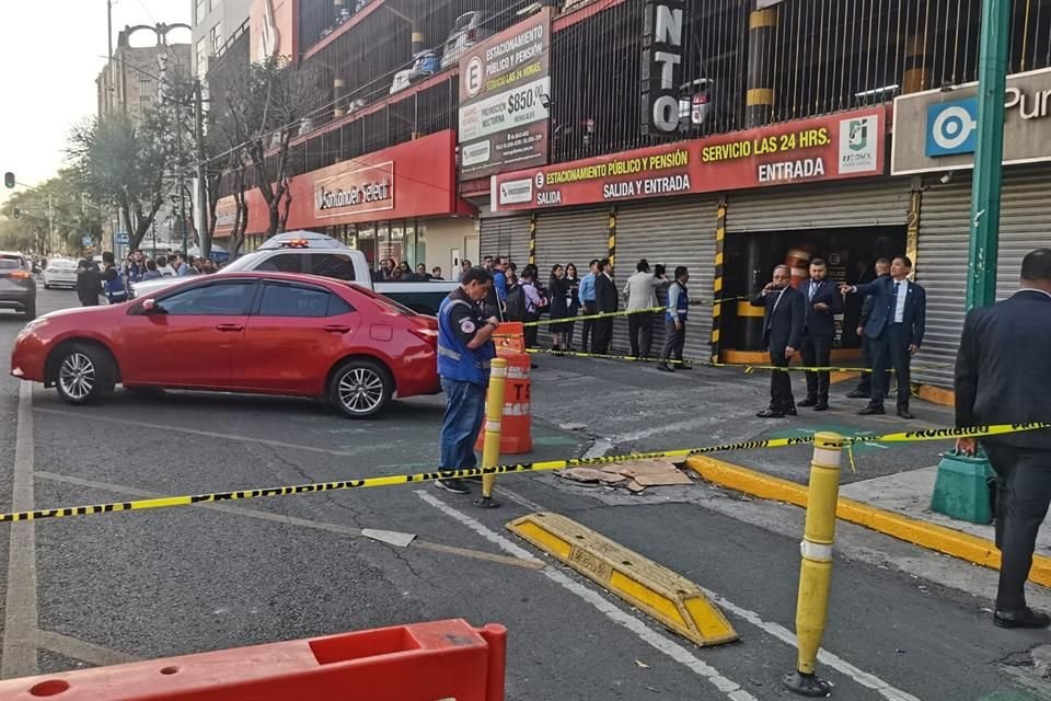 Aparentemente, el hombre subía por la plataforma para dirigirse al segundo piso por un automóvil. 