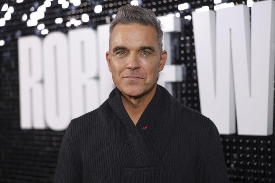 Robbie Williams confesó que en su juventud fue alcohólico, drogadicto y debía más de 300 mil dólares, enfrentando una vida llena de excesos.