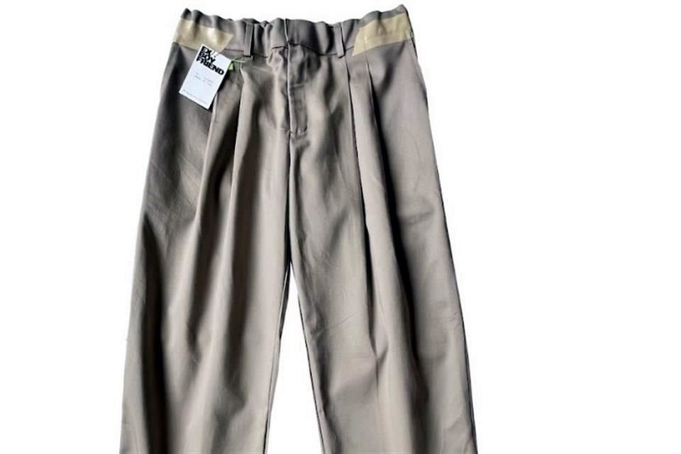 Sus pantalones con cortes precisos y colores neutros permiten hacer cualquier combinación que entra en lo formal, semi formal e informal.