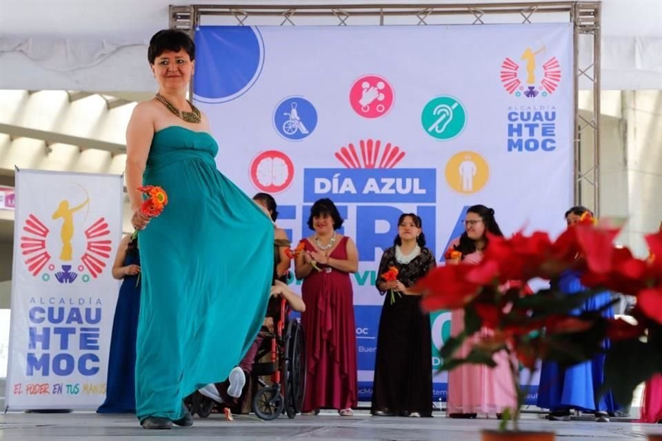 Mujeres con discapacidad desfilaron con vestidos de noche durante la Feria de la visibilidad en el Día Azul en la explanada de la Alcaldía Cuauhtémoc.