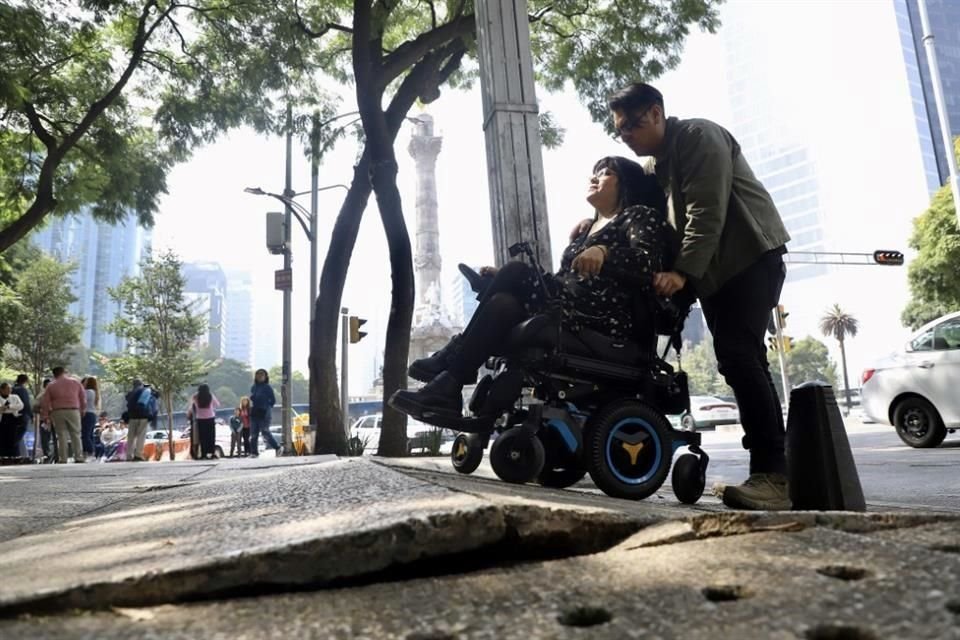 Recorrido con Tania y Alex del colectivo I Wheel Love You, sobre Paseo de la Reforma para detectar fallas en la infraestructura urbana.