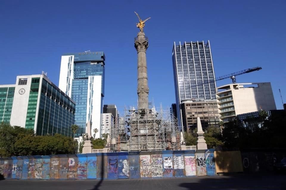 RESCATE HISTÓRICO. El basamento de la columna del Ángel de la Independencia es sometida a labores de limpieza y restauración.