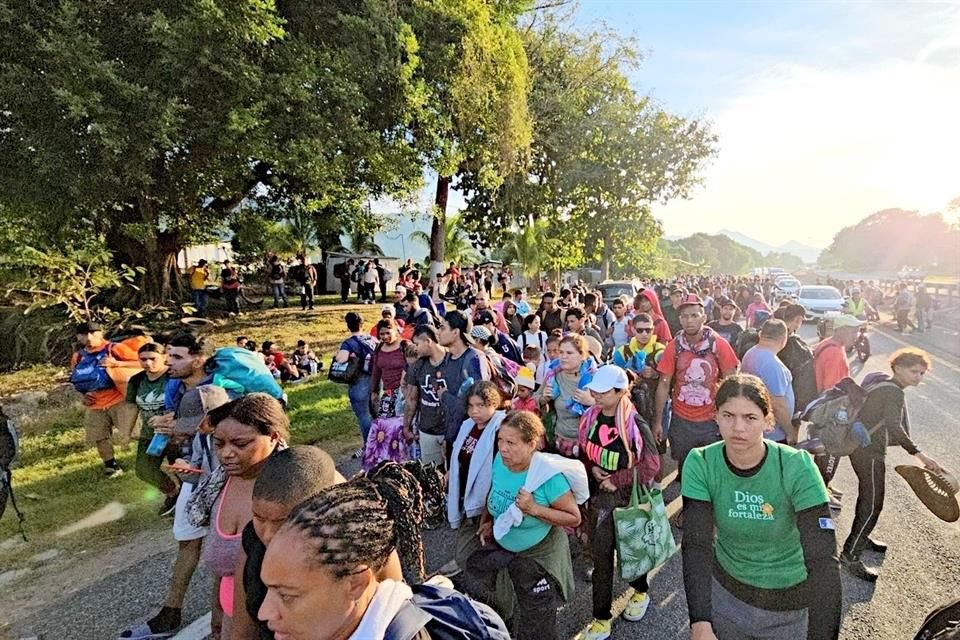 Una nueva ola de migrantes partió desde el sur de México para buscar cruzar hacia Estados Unidos antes de la llegada de Donald Trump a la Presidencia.