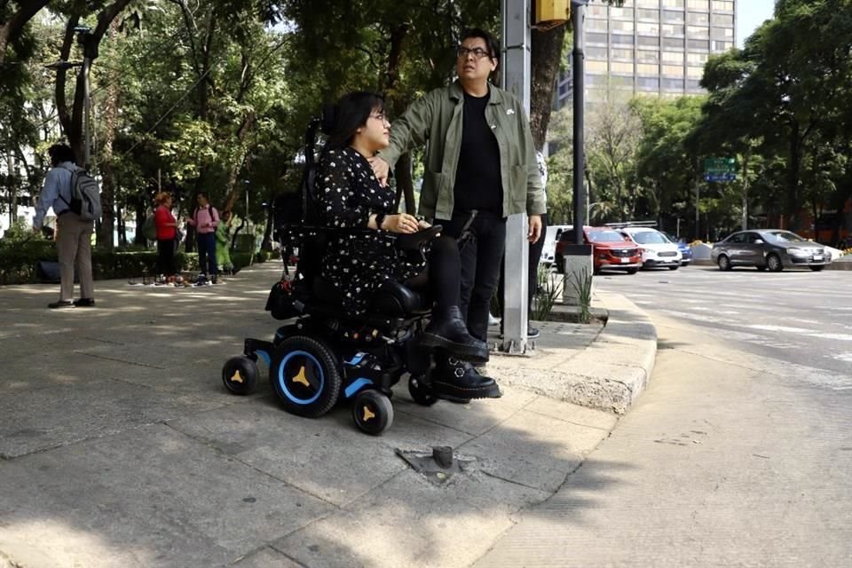 El cruce de calles fue todo un reto para la pareja pues en ocasiones las rampas estaban obstaculizadas por vehículos.