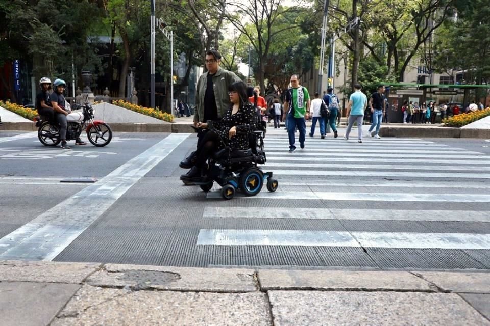 Negaron que Paseo de la Reforma sea una vía incluyente por falta de infraestructura y accesibilidad.