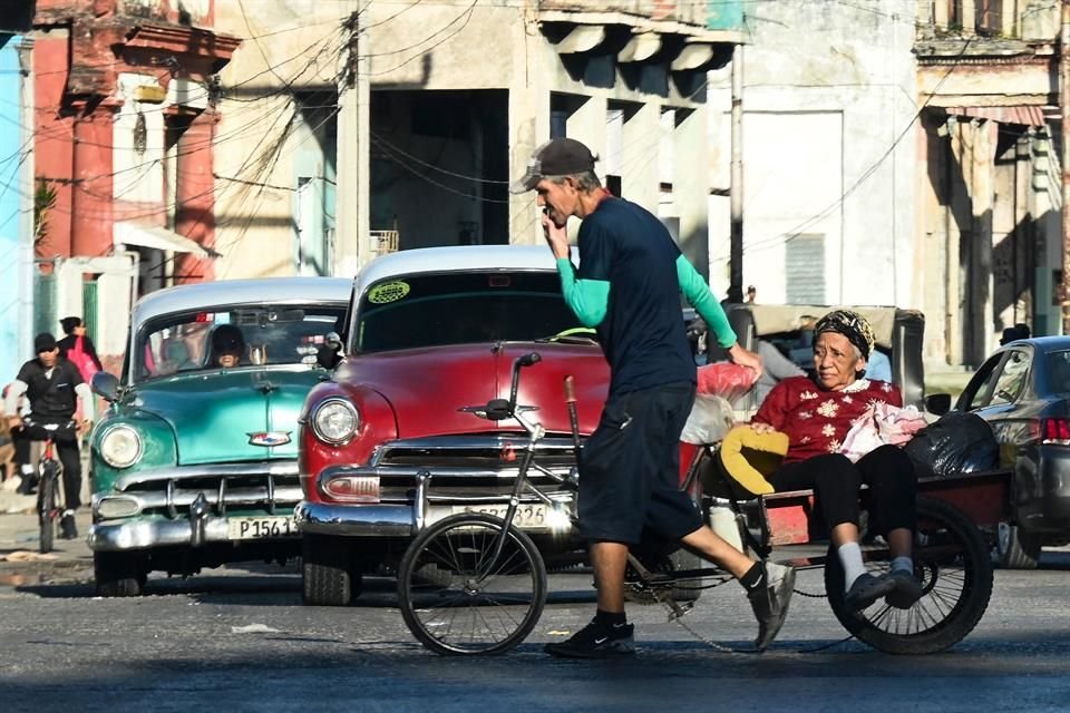 Cuba enfrenta constantemente apagones, escasez de combustible, alimentos, medicamentos y agua.