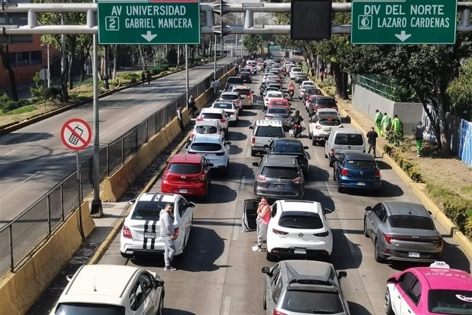 El cierre provoca largas filas de automovilistas sobre Calzada de Tlalpan.