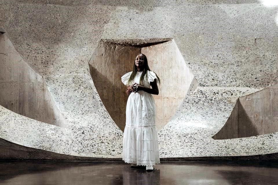 Koyo Kouoh, suizo-camerunense, fue seleccionada como directora artística para la edición 61 de la Bienal de Venecia, a relizarse en 2026.