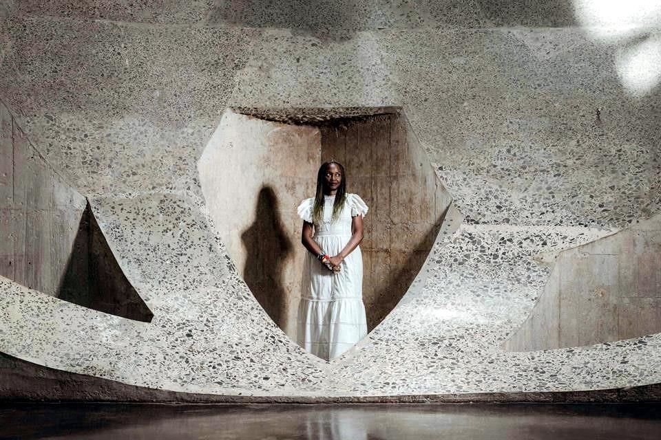 Kouoh, de 57 años, criada entre Douala y Zúrich, también fundó un centro de arte en Dakar, Senegal.