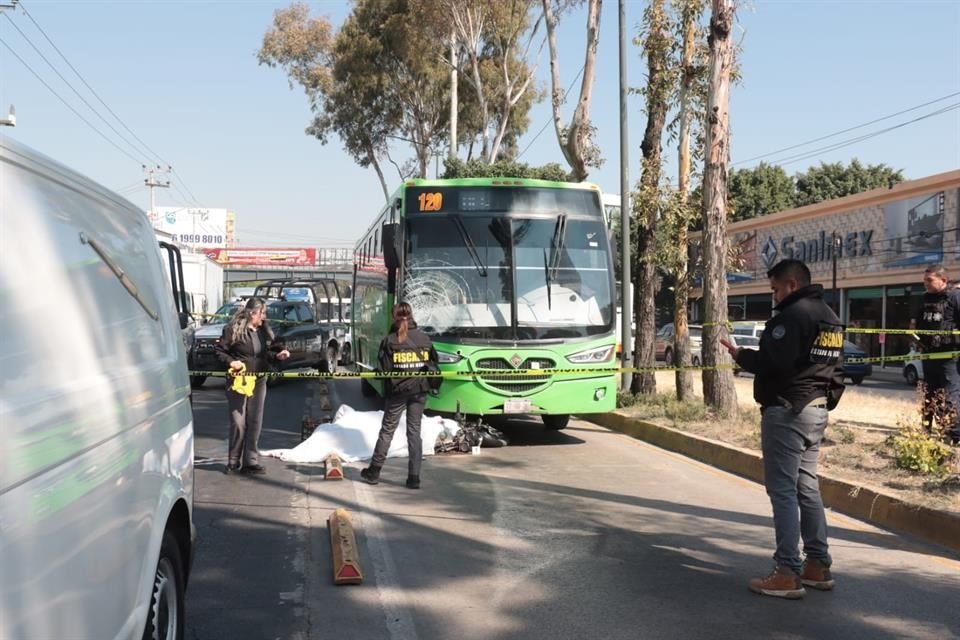 Paramédicos acudieron al sitio, pero no pudieron salvar al motociclista.