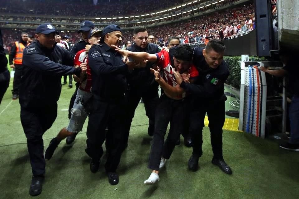 En el Clásico Tapatío del Play In, seguidores del Rebaño invadieron la cancha.