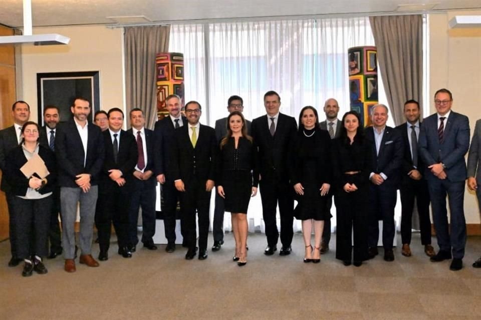 En la reunión participaron Odracir Barquera, director general de la AMIA, así como Lucien Pinto, CEO en México y para Centroamérica de Ford, Francisco Garza, de General Motors, Stefan Albrecht, CEO en México de Mercedes Benz, entre otros.