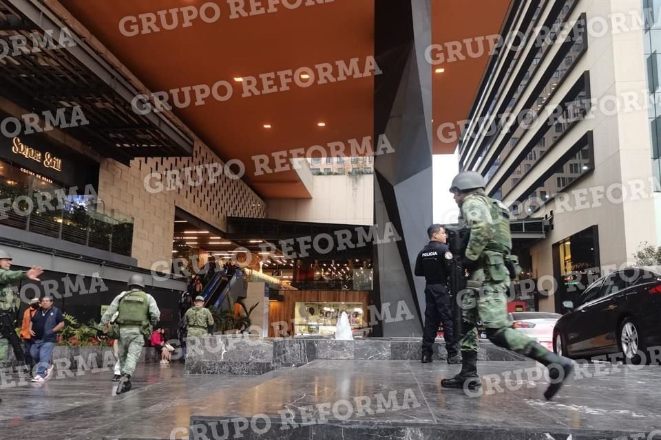 Elementos del Ejército y la SSC custodian el lugar.