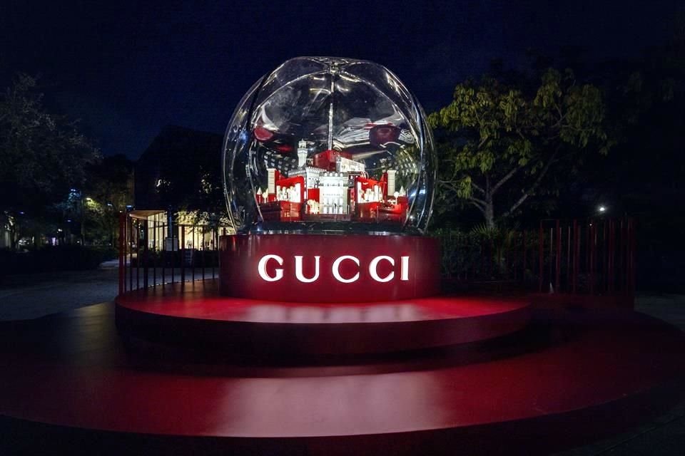 La experiencia inmersiva inspirada en globos de nieve encantados, captura la esencia de las fiestas, mientras rinde homenaje a la herencia de viajes de Guccio Gucci.