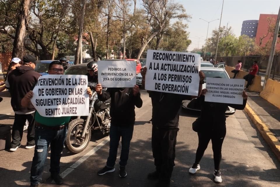 Entre los manifestantes estaban trabajadores de un tianguis que se instala los fines de semana en el Parque de los Venados, en la Alcaldía Benito Juárez. 