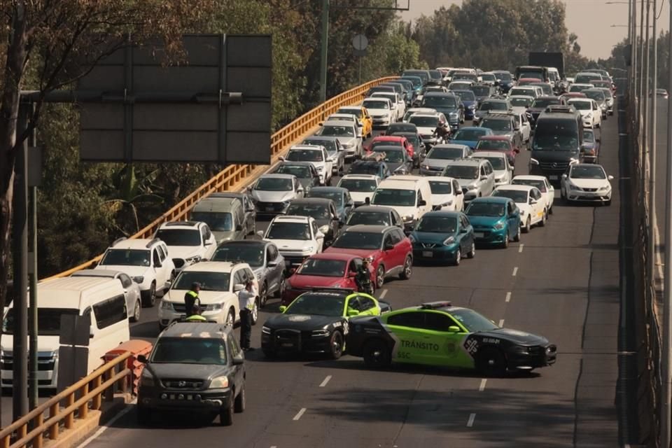 Los trafitambos colocados por retenes distribuidos de la SSC en calles de acceso vehicular a Calzada de Tlalpan fueron retirados. 