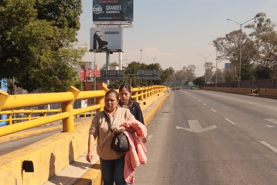 Mientras que usuarios de la Línea 2 del Metro, de Pino Suárez a Taxqueña, al igual que pasajeros del Tren Ligero, padecieron la falta de autobuses. 