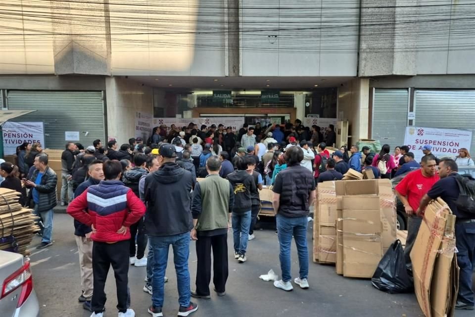 Comerciantes de Izazaga 89 comenzaron ayer con el retiro de mercancía que no fue decomisada. 