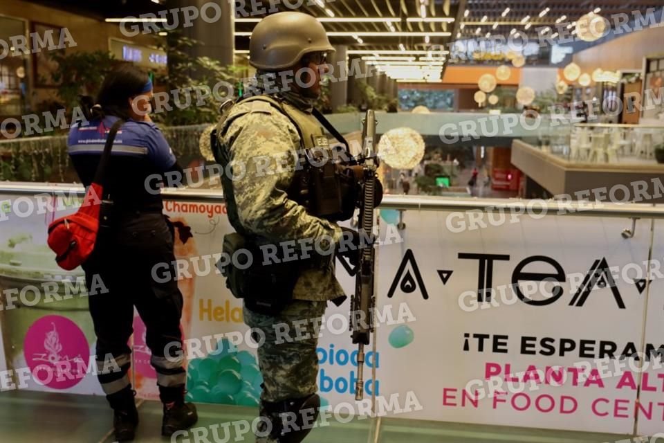 Personal de los servicios de emergencia acudieron al centro comercial y confirmaron el fallecimiento de la víctima.