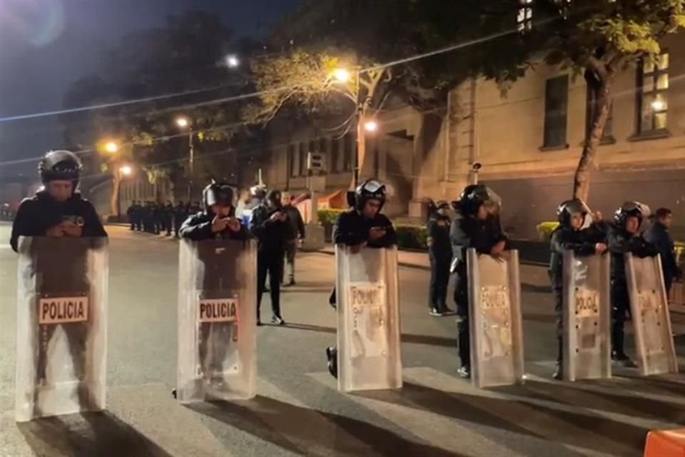 Los inconformes lograron acercarse a las inmediaciones de Palacio, a pesar de las vallas metálicas y de la permanencia de un operativo policiaco de la Secretaría de Seguridad Pública.