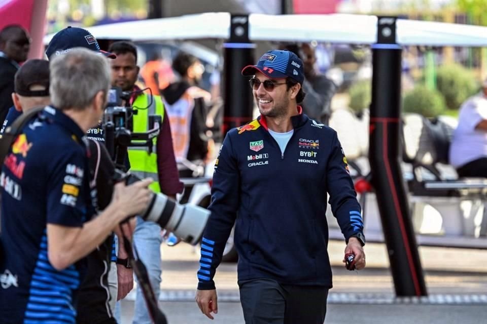 El mexicano se mantiene firme y asegura que la próxima temporada manejará un auto de Red Bull.