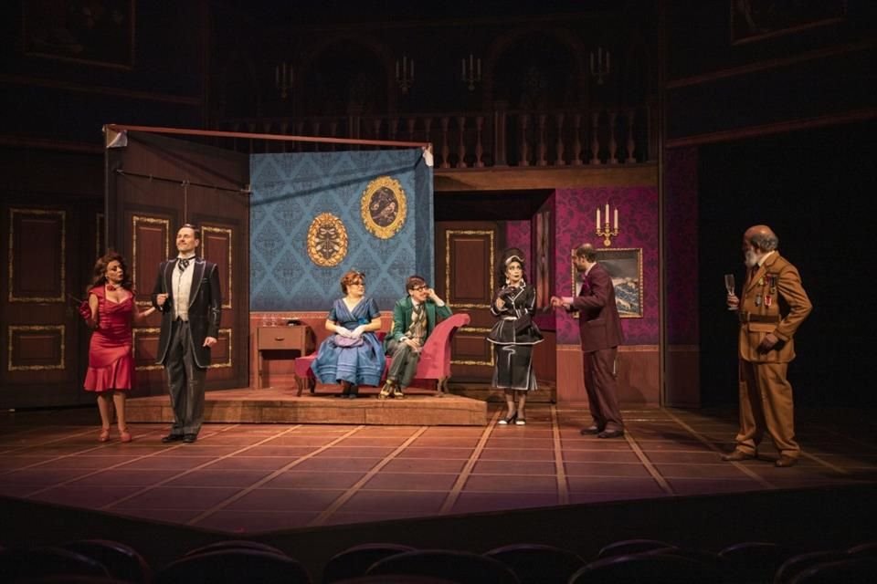 La puesta en escena cuenta con dos elencos de 11 actores en escena, quienes van alternando funciones, entre ellos Carla Medina, Elsy Medina, Daniel Bretón, Luis Fernando Zárate y Rebeca Manríquez.