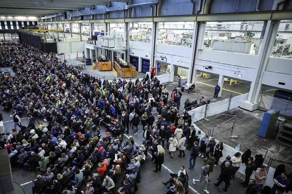 Empleados de Volkswagen sostienen reunión en las oficinas centrales de la empresa en Wolfsburg, Alemania.