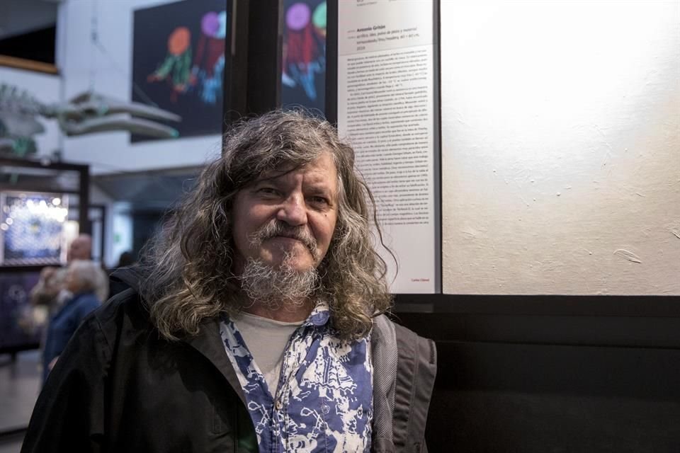 Antonio Gritón fotografiado en 2019 durante la apertura de la exposición colectiva 'La Tabla de los Elementos' en Universum.