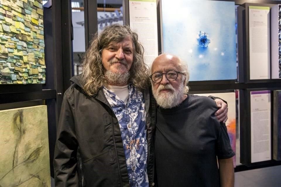 Antonio Gritón con su colega de oficio y de luchas sociales Gabriel Macotela, en la exhibición de 'La Tabla de los Elementos'.