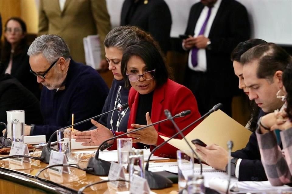 La consejera De la Cruz en reunión con los diputados de la Comisión de Presupuesto y Cuenta Pública.