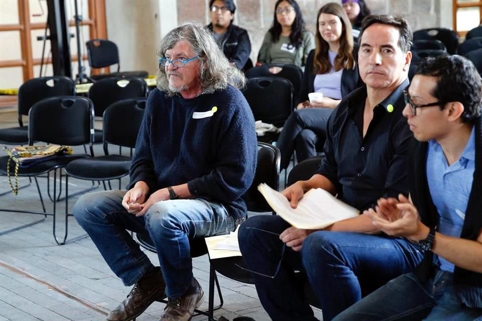 El artista y activista Antonio Gritón (izq.) durante una mesa de trabajo con autoridades culturales en 2019, cuando se discutieron modificaciones al Fonca.