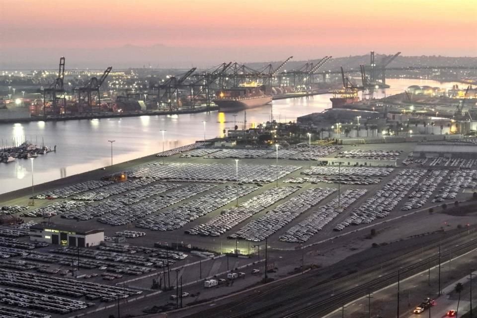 Vista del estacionamiento de un puerto en California.