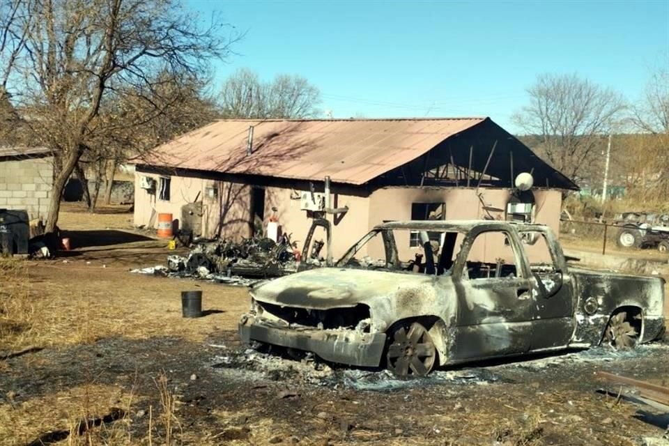 Además de las viviendas dañadas, se encontraron en la zona cinco vehículos calcinados y uno baleado.