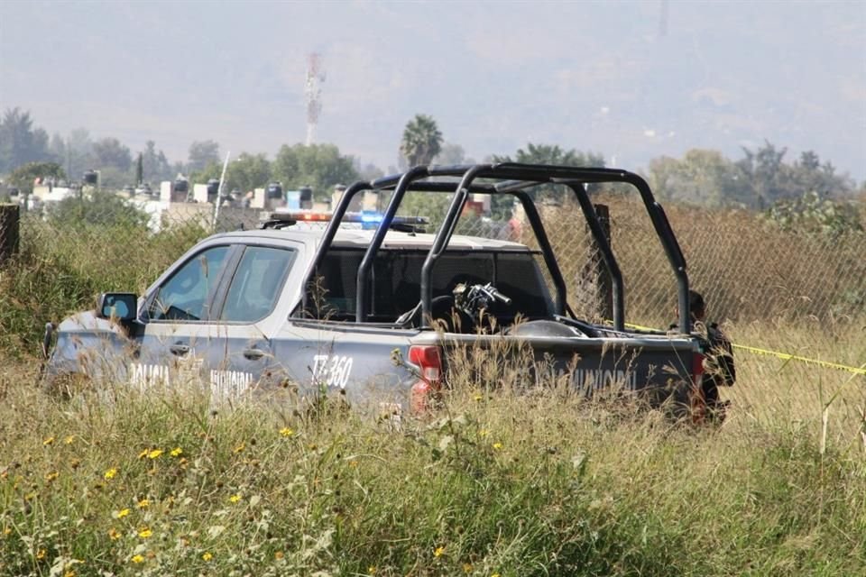 Bolsa con restos humanos fue localizada en camino de tierra al lado de canal de aguas pluviales en Fraccionamiento Valle Dorado, Tlajomulco.