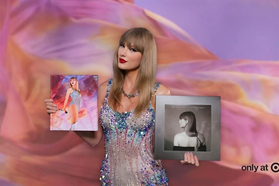 En apenas dos días, el libro oficial del 'The Eras Tour' de Taylor Swift vendió 814 mil copias en Estados Unidos, imponiendo un récord.