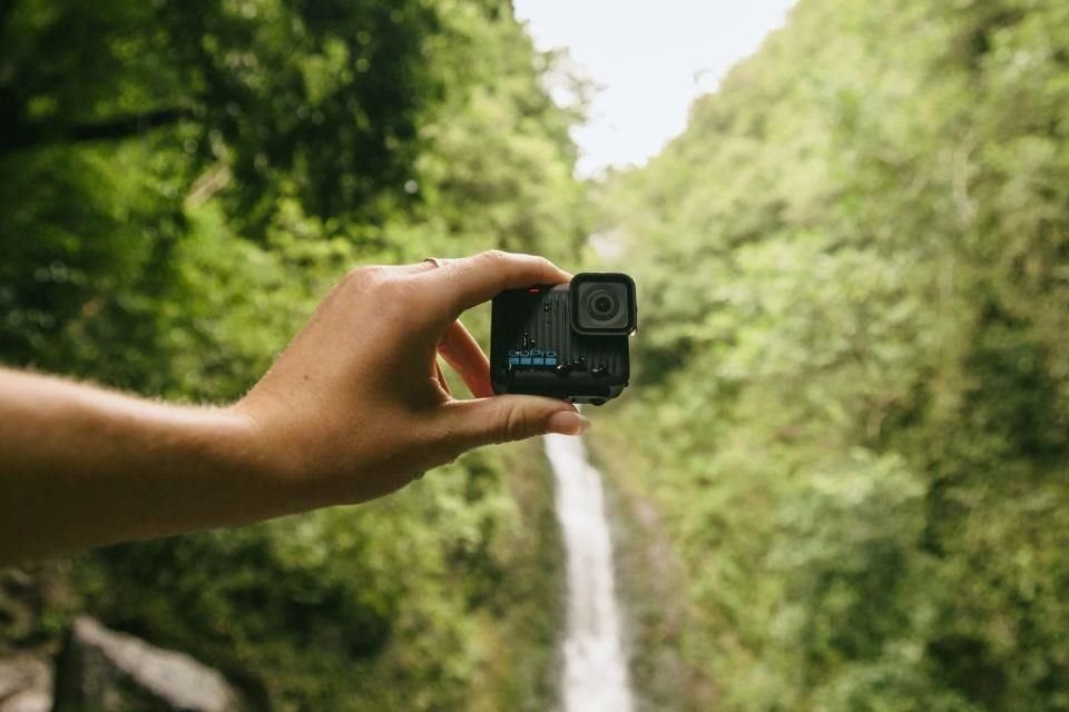 Si buscas una cámara para registrar tus paseos sin complicarte por el tamaño, conoce la nueva GoPro Hero de 2024.