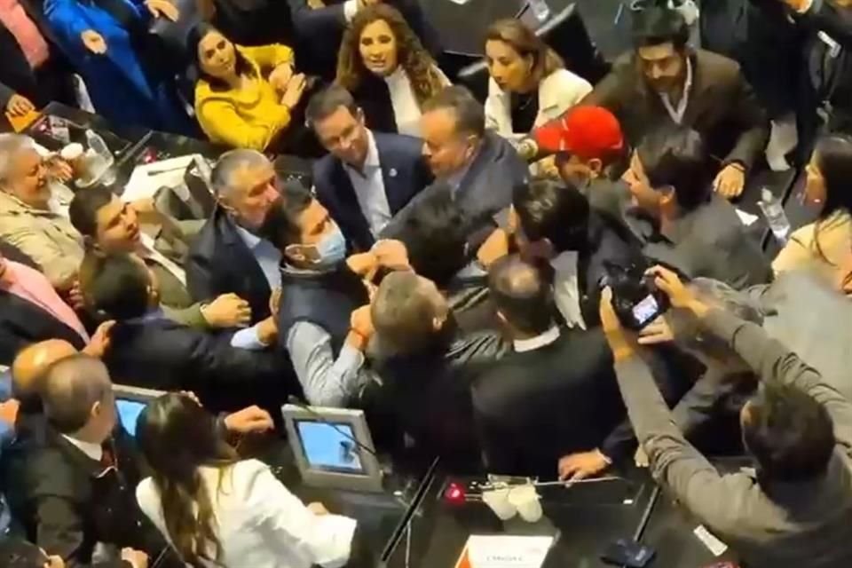 Senadores de Morena y el PAN protagonizaron un zafarrancho en plena votación, ante dichos contra Miguel Ángel Yunes, según versiones.