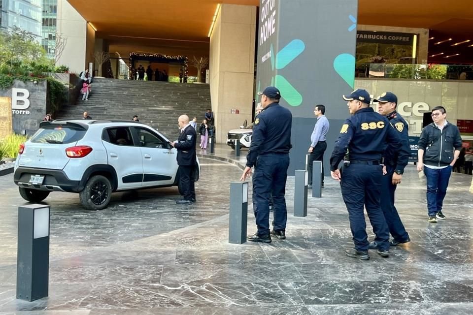 En la entrada de la Plaza Miyana se encontraban desplegados elementos de seguridad y una patrulla estacionada cerca. 