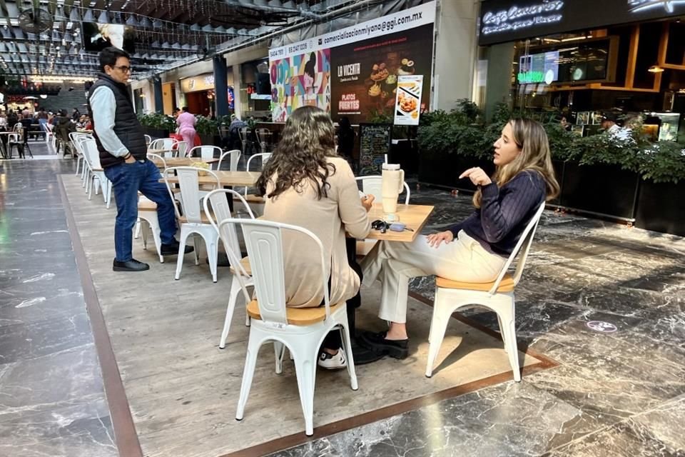 Comensales que acudieron ayer a los restaurantes comentaron sentirse tensos por lo acontecido. 