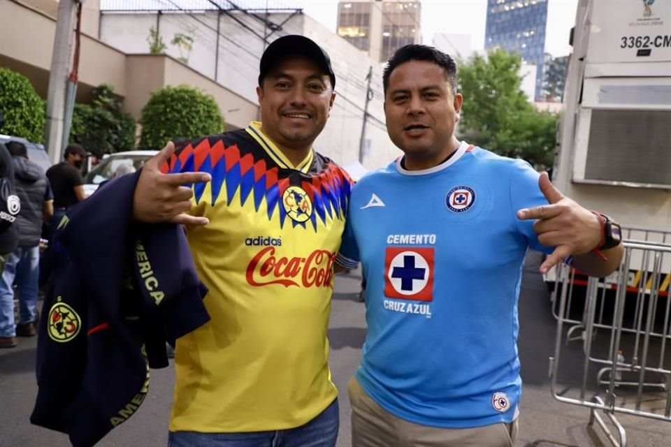 La afición presumió sus colores.