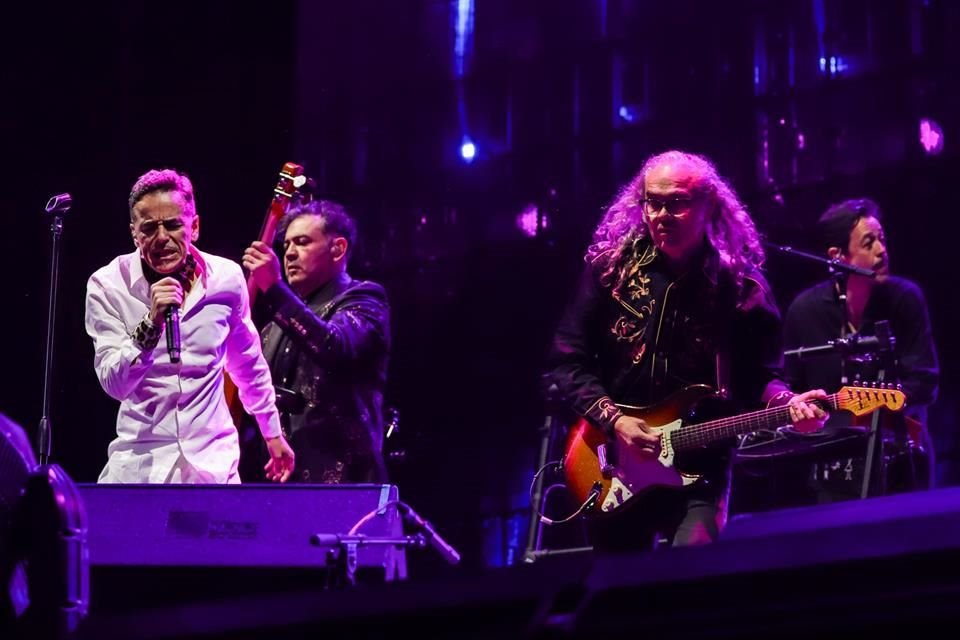 El cuarteto de Ciudad Satélite irrumpió en el escenario para celebrar sus 35 años de carrera.