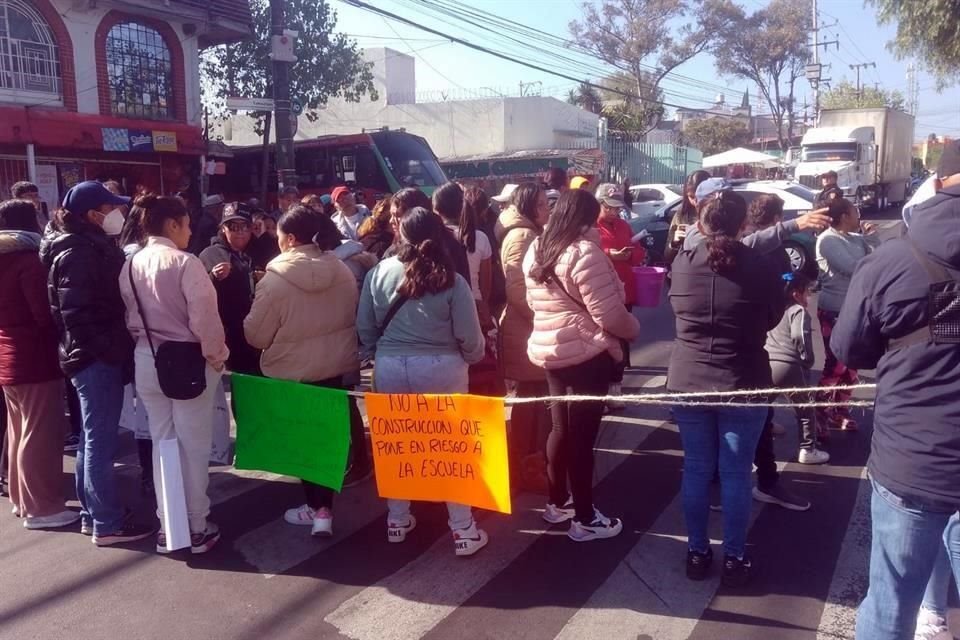 Autoridades de la Alcaldía acudieron para mediar con los padres de familia.