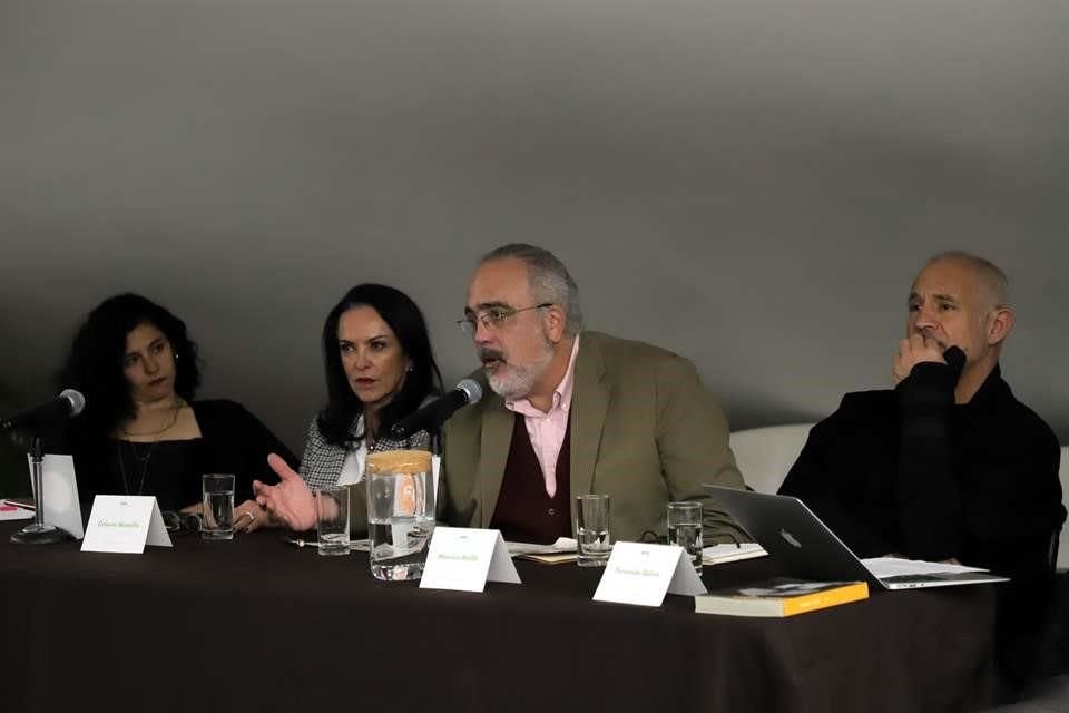 Silvia Vázquez, Dolores Montilla, Emiliano Gironella Parra, hijo del artista, y Mauricio Maillé durante la charla en torno a Alberto Gironella.