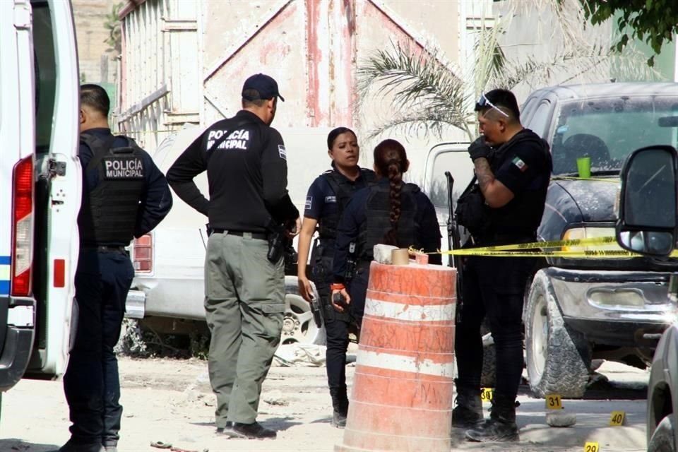 Mientras estaban descansando de cernir cemento, cuatro hombres fueron atacados a balazos en la Colonia Artesanos, uno de ellos murió.