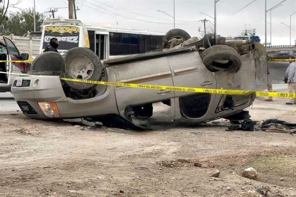 En el lugar quedó volcada la camioneta de color gris GMC tipo Yukón, con placas de Texas.