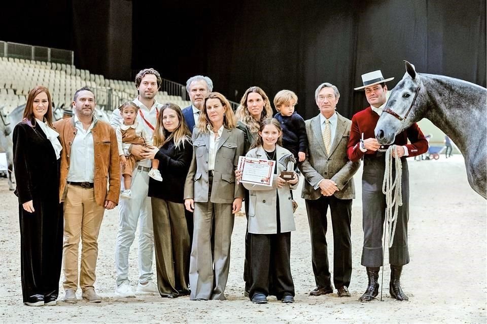 Karla Morales Ponce, Jaime choa, Juan Carlos Morales con su hija, lana Morales utiérrez; ndrea utiérrez, belardo Morales Purón, Bárbara arza agüera, orena y David Morales con Roberta Carrillo Mor