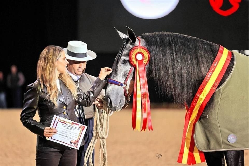 Lorena Morales junto a 'Cuauhtémoc Mor', campéon del mundo