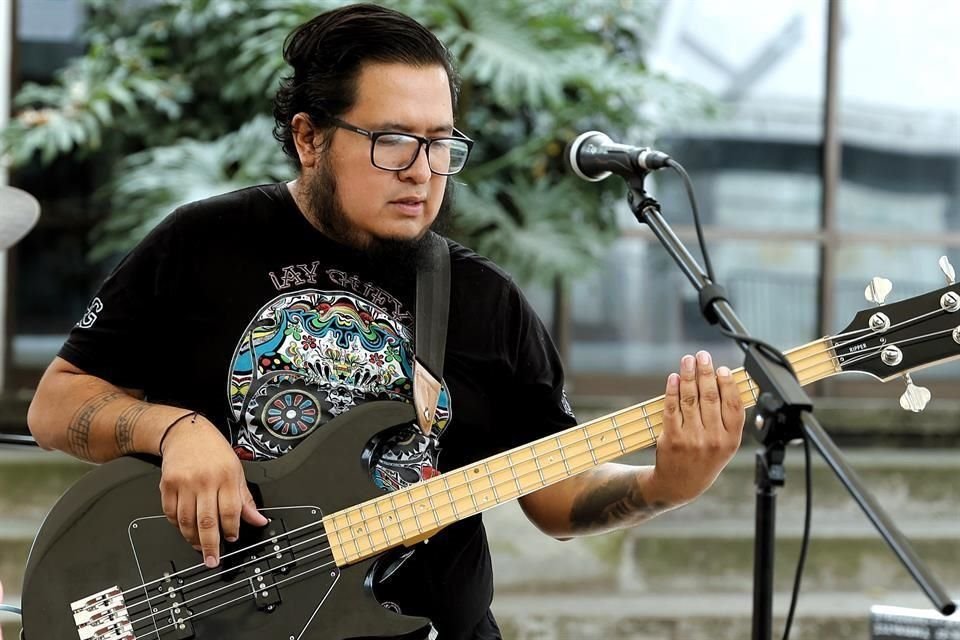 Otokani Álvarez es el director musical de la banda junto con su hermano, el guitarrista Jared Álvarez.